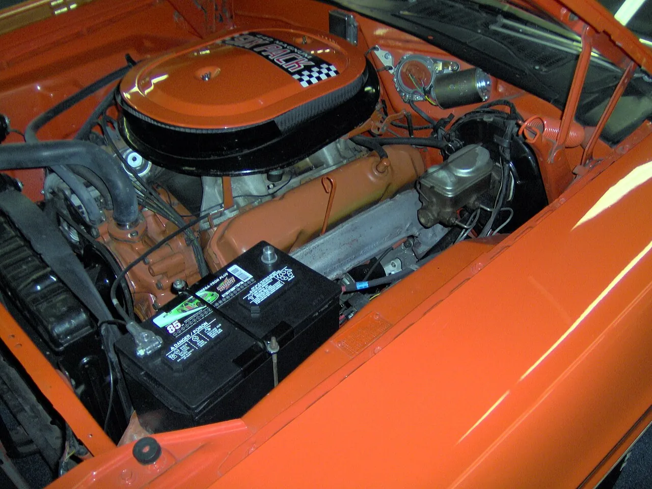 440-Six-Pack-V8 im Motorraum eines Dodge Challenger R/T