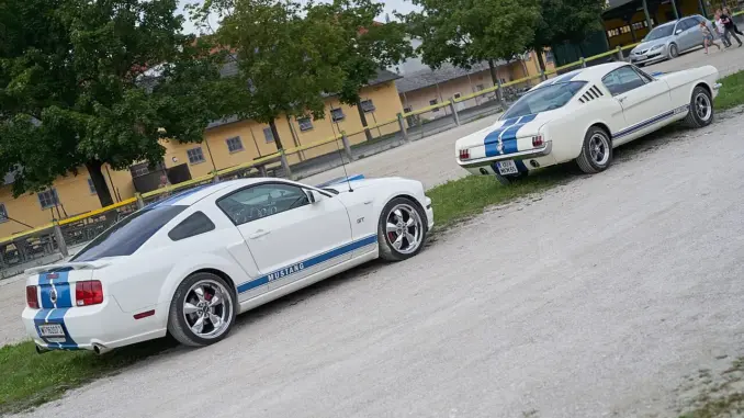 Moderner und klassischer Ford Mustang mit österreichischen Kennzeichen bei den Austrian 500 US-Car Days 2019