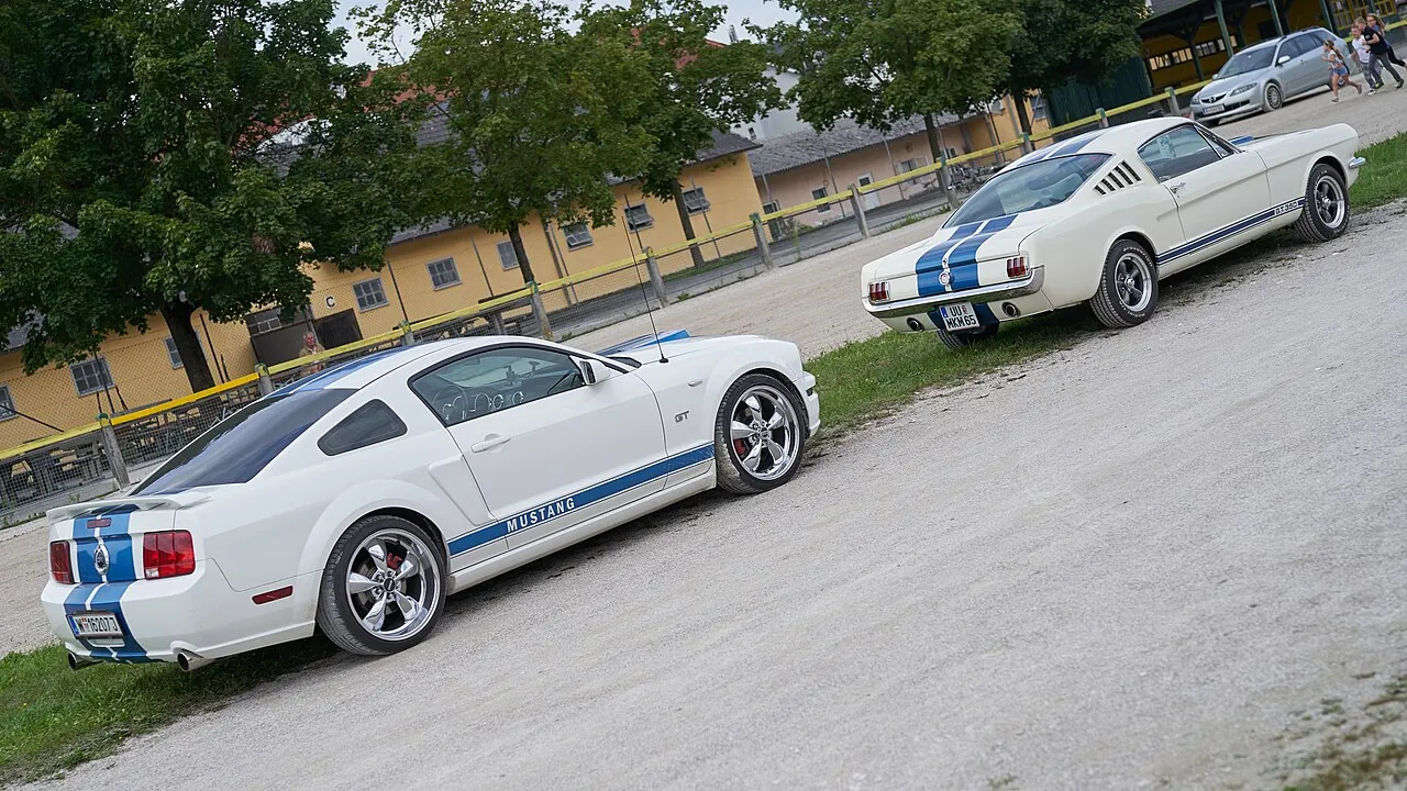 Moderner und klassischer Ford Mustang mit österreichischen Kennzeichen bei den Austrian 500 US-Car Days 2019