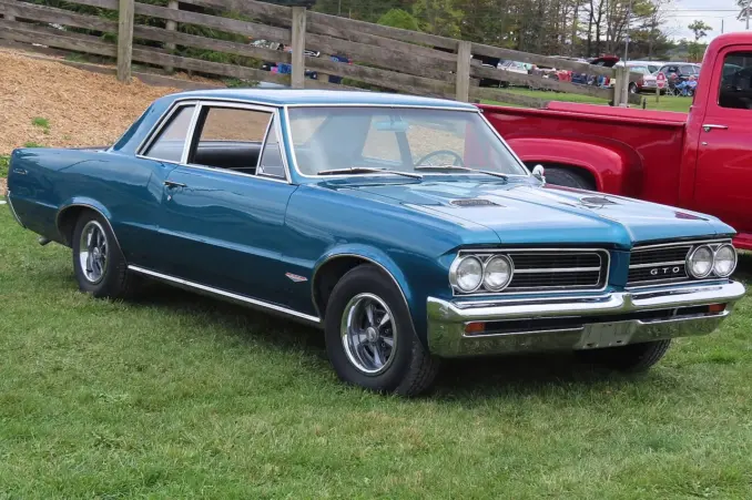 Pontiac GTO Sports Coupe von 1964 schräg von vorne