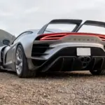 Tiefe Heckansicht des Rezvani Beast X mit Leuchtenband und Diffusor
