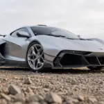 Tiefe Frontansicht des Rezvani Beast X auf felsigem Untergrund