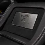 Metallplakette „Beast X – One of Five“ im Innenraum