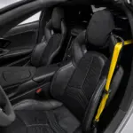 Carbon-Sportsitze des Rezvani Beast X mit gelben Gurten