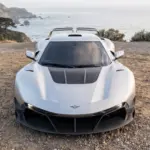 Direkte Frontansicht des Rezvani Beast X an der Küste