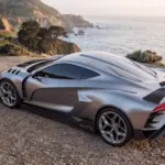 Rezvani Beast X in Heck-Dreiviertelansicht an der Pazifikküste