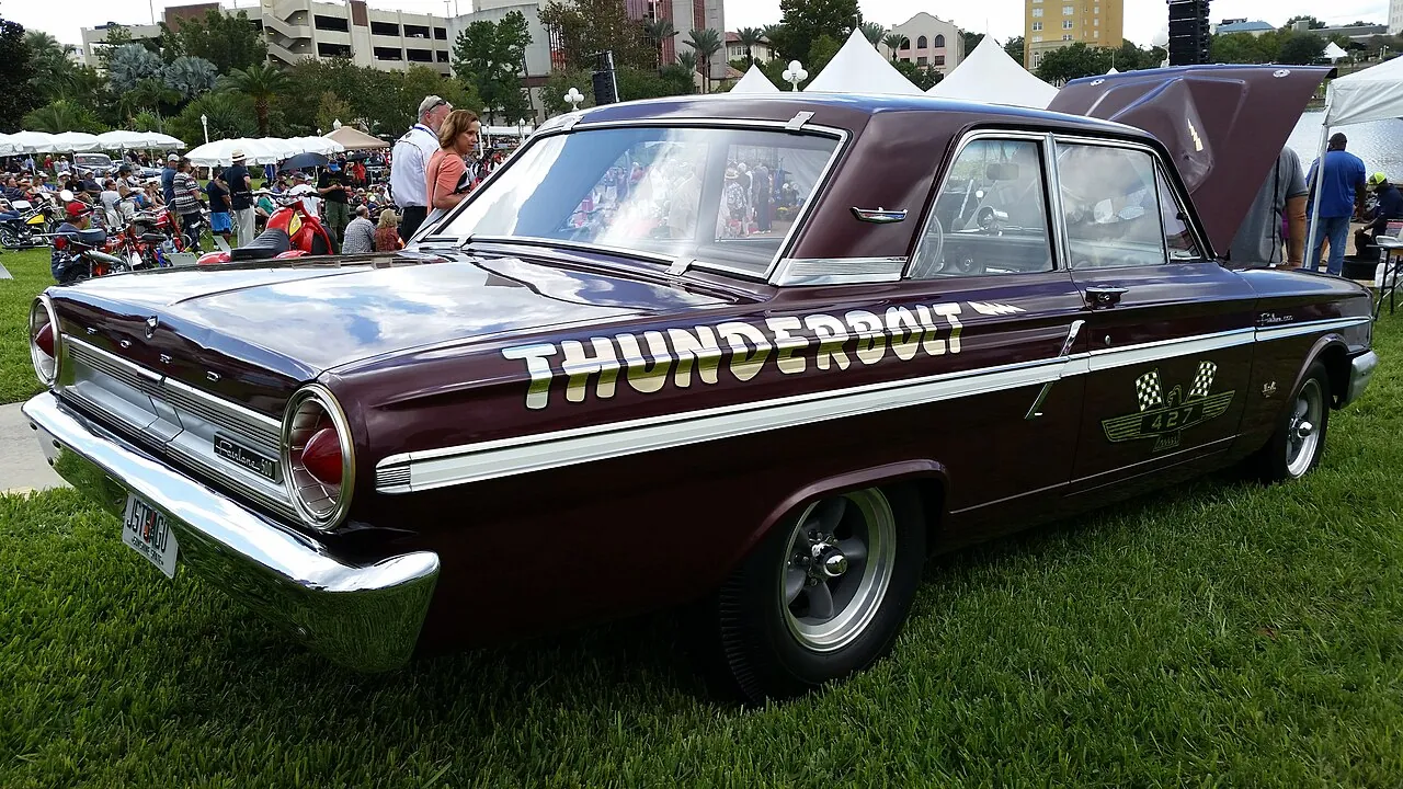 Ford Fairlane 500 Thunderbolt von 1964 schräg von hinten