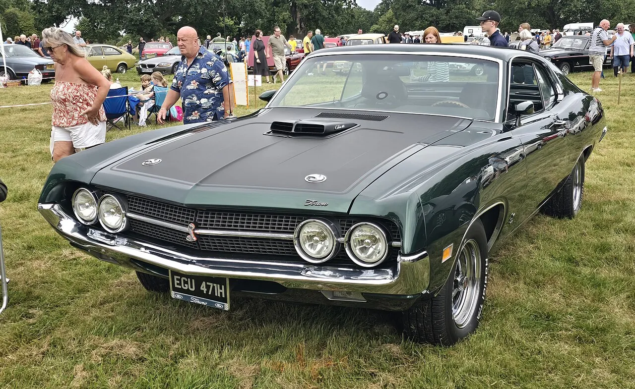 Roter Ford Torino Cobra von 1970 schräg von vorne